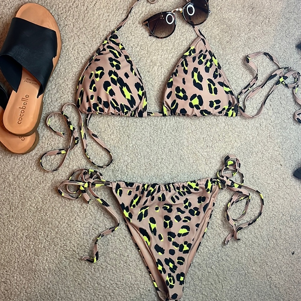 Fabletics nude/neon green bikini size L